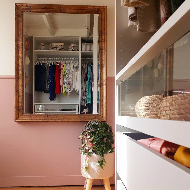 houten spiegel inloopkast kledingkamer bloempot