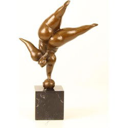 EEN MODERNISTISCHE BRONZEN SCULPTUUR VAN EEN BALANCERENDE DAME