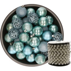 Kunststof kerstballen 37x stuks ijsblauw 6 cm en kralenslinger zilver - Kerstbal