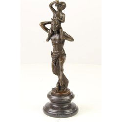 BRONZEN BEELD VAN EEN FAUN MET KLEINE BACCHUS