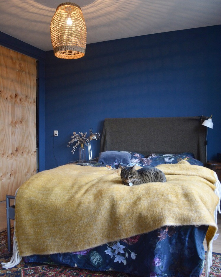 donkerblauwe slaapkamer