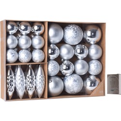 Kerstballen/ornamenten pakket 31x zilver kunststof mix incl. 50x ophanghaakjes - Kerstbal