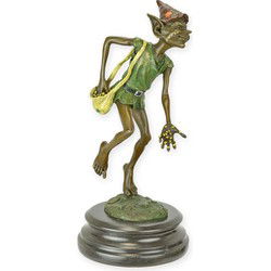 BRONZEN BEELD VAN EEN GOBLIN DIE ZADEN ZAAIT