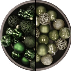 Kunststof kerstballen 74x stuks donkergroen en legergroen 6 cm - Kerstbal