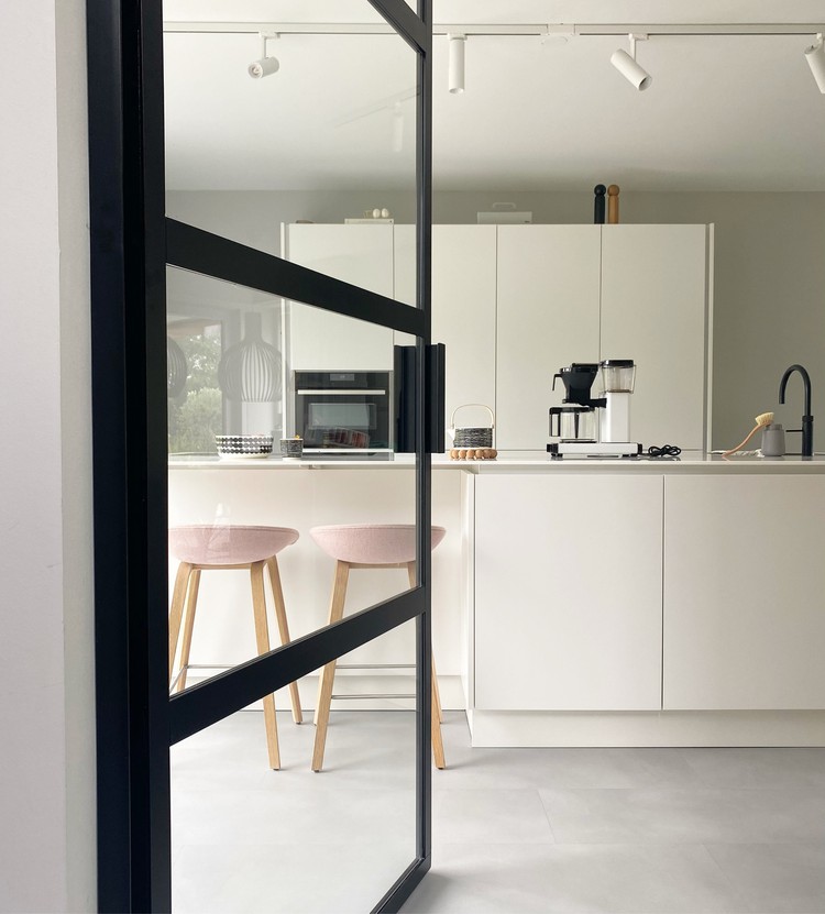 keuken wand zonder bovenkastje wit stalen deur