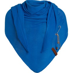 Knit Factory Lola Gebreide Omslagdoek - Driehoek Sjaal Dames - Cobalt - 190x85 cm - Inclusief sierspeld