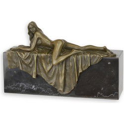 A BRONZE SCULPTURE OF A NAKED WOMAN ON CARPET ON MARBLE BASE