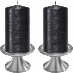 Set van 2x zwarte cilinderkaarsen/stompkaarsen 7 x 13 cm met 2x zilveren kaarsenhouders - Stompkaarsen