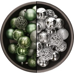 74x stuks kunststof kerstballen mix van salie groen en zilver 6 cm - Kerstbal