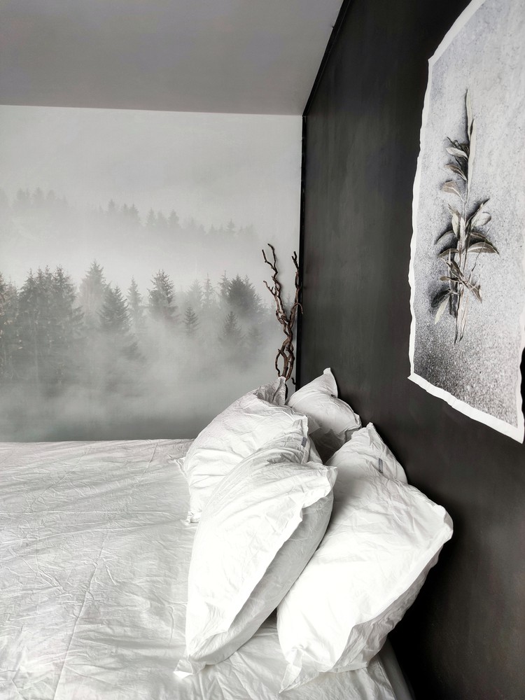 slaapkamer wit beddengoed donkere muur behang bos mist