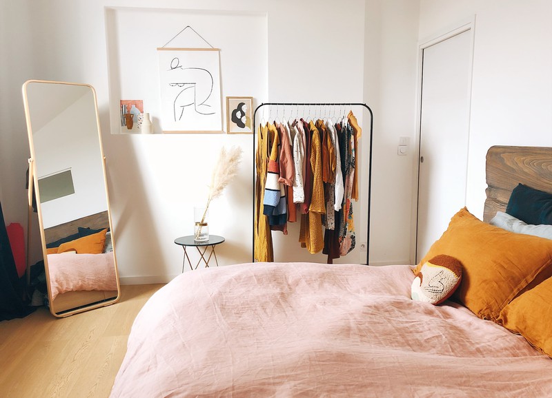 Geen ruimte voor een kledingkast in je slaapkamer? Zo creëer je opbergruimte!