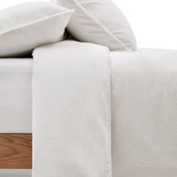 Kave Home - Set Sifinia van ecru dekbedovertrek en kussensloop van 100% percale katoen met franjes bed