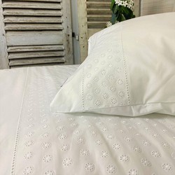 Town & Country Broderie Dekbedovertrek Olivia Off-white-2-persoons (200 x 200/220 cm)