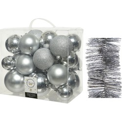 Kerstversiering kunststof kerstballen 6-8-10 cm met folieslingers pakket zilver van 28x stuks - Kerstbal