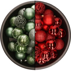 74x stuks kunststof kerstballen mix van salie groen en rood 6 cm - Kerstbal