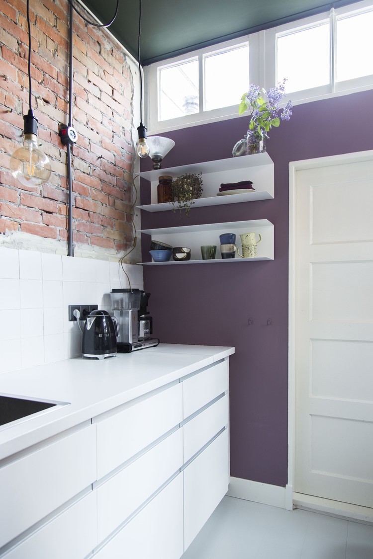 witte keuken met paarse wand en groen plafond