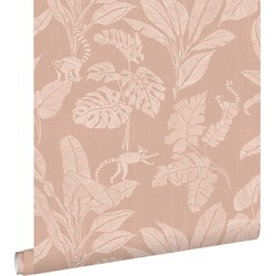 ESTAhome behang apen en jungle bladeren terracotta roze - 50 x 900 cm - 139861