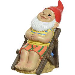 Decoris tuinkabouter - zonnend in strandstoel - kunststeen - H21 cm - Tuinbeelden
