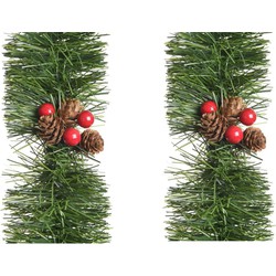 2x stuks kerstdecoratie dennen guirlandes / slingers met besjes en dennenappels 270 cm - Guirlandes