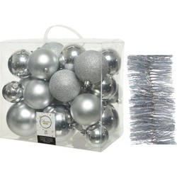 Kerstversiering kunststof kerstballen 6-8-10 cm met glitter slingers pakket zilver van 28x stuks - Kerstbal
