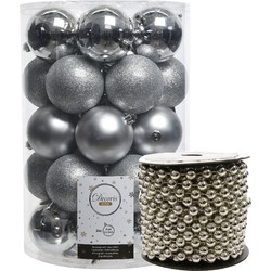 34x stuks kunststof kerstballen 8 cm inclusief kralenslinger zilver - Kerstbal