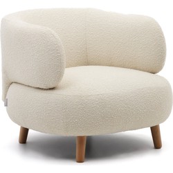 Kave Home - Luisa-fauteuil in wit bouclé met massief beukenhouten poten