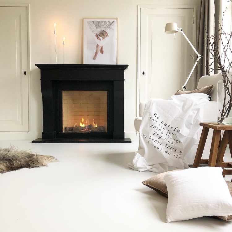 wit interieur met zwarte schouw