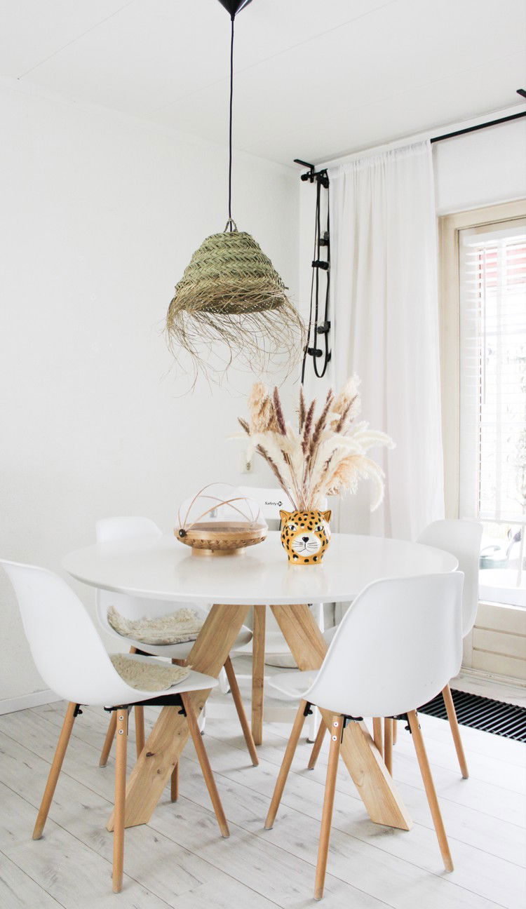 witte-kunststof-stoelen-met-houten-poten
