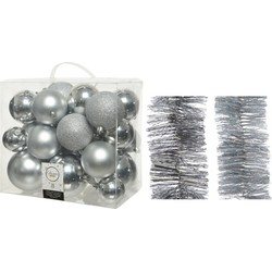 Kerstversiering kunststof kerstballen 6-8-10 cm met folieslingers pakket zilver van 28x stuks - Kerstbal