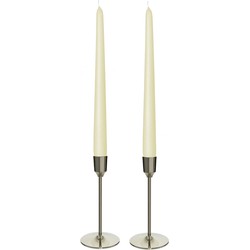 Kandelaars 2x aluminium zilver 15 cm met 12x ivoor witte dinerkaarsen - kaars kandelaars