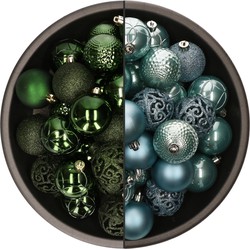 74x stuks kunststof kerstballen mix van ijsblauw en donkergroen 6 cm - Kerstbal