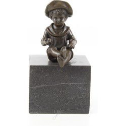 EEN BRONZEN ZITTENDE JONGEN OP EEN GROTE MARMEREN SOKKEL