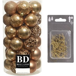 37x stuks kunststof kerstballen camel bruin 6 cm inclusief gouden kerstboomhaakjes - Kerstbal