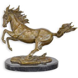 A BRONZE SCULPTURE OF A HORSE