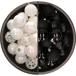 74x stuks kunststof kerstballen mix van zwart en parelmoer wit 6 cm - Kerstbal