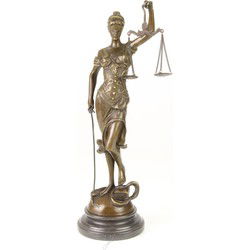 EEN BRONZEN BEELD VAN LADY JUSTICE