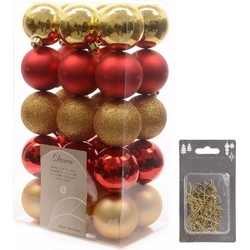 Kerstversiering mix pakket kunststof kerstballen 6 cm goud/rood 30 stuks met haakjes - Kerstbal