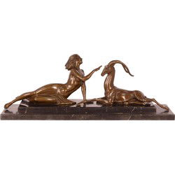 BRONZEN BEELD VAN EEN AMAZONE MET ANTILOPE