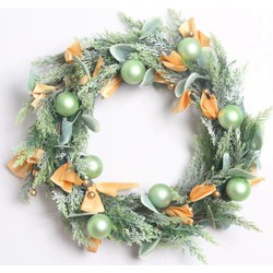 Kerstkrans Gouden Strikjes–  metallic groene kerstballen Ø  4 cm - junipers groen Ø 40 cm