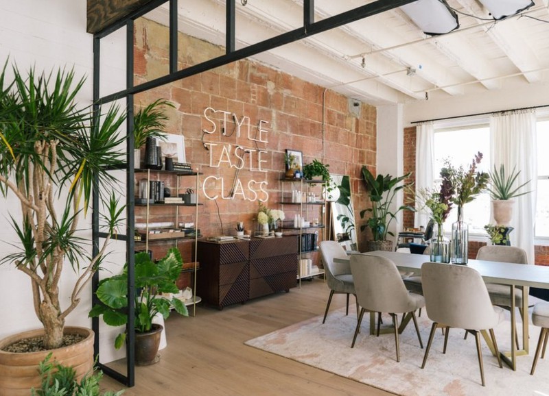 Binnenkijken in een industriële loft met chique elementen en planten 