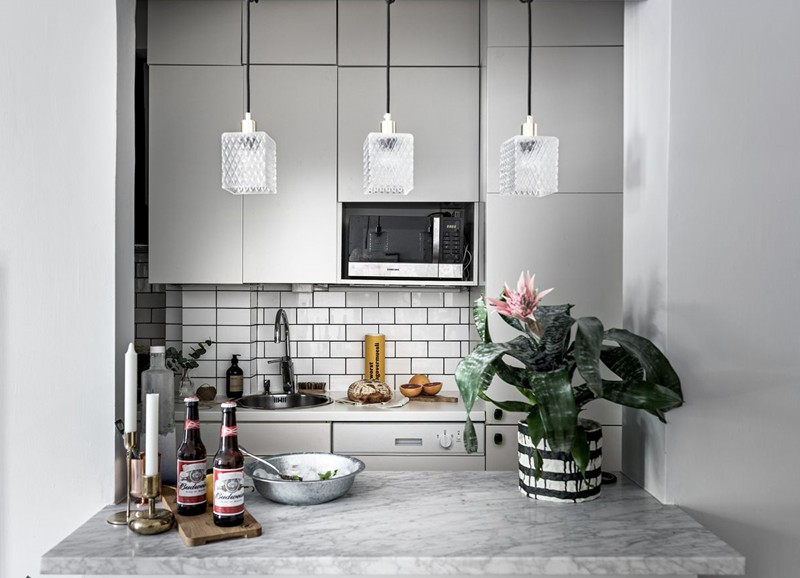 yay or nay: zwart-wit-grijze keuken met fleurig behang