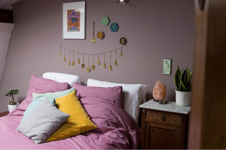 paarse slaapkamer met verschillende kleuren