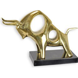 A BRONZE SCULPTURE OF A CHARGING BULL ON A MARBLE BASE