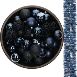 37x stuks kunststof kerstballen 6 cm met 2x stuks slingers donkerblauw - Kerstbal