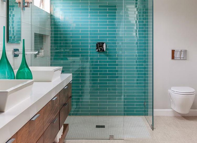 5x badkamers met turquoise tegels