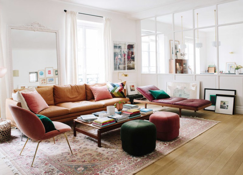 Binnenkijken: chic appartement in Parijs met roze en groene accenten