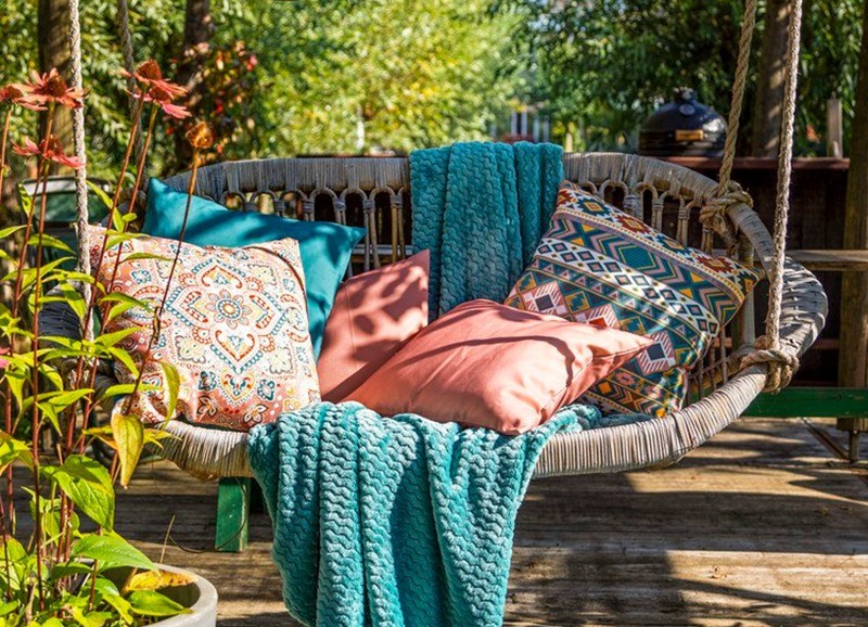 Inspiratie: kleurrijke kussens om je tuin te stylen