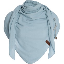 Knit Factory Lola Gebreide Omslagdoek - Driehoek Sjaal Dames - Iced Blue - 190x85 cm - Inclusief sierspeld