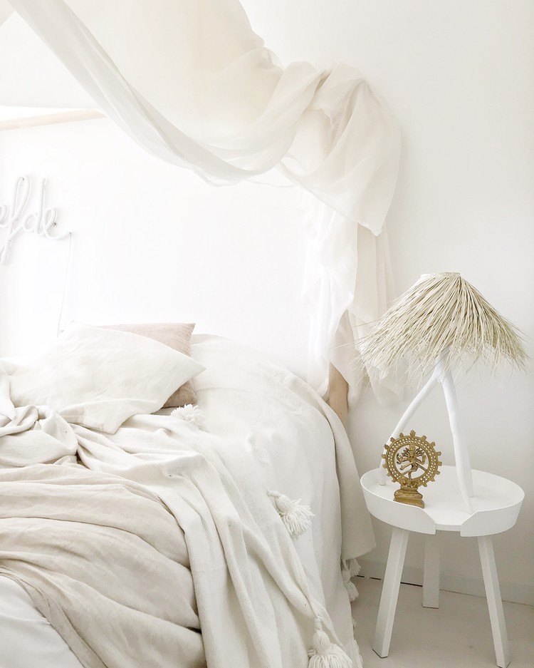 witte slaapkamer rieten lampenkap