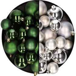 Kerstversiering kunststof kerstballen mix donkergroen/zilver 6-8-10 cm pakket van 44x stuks - Kerstbal